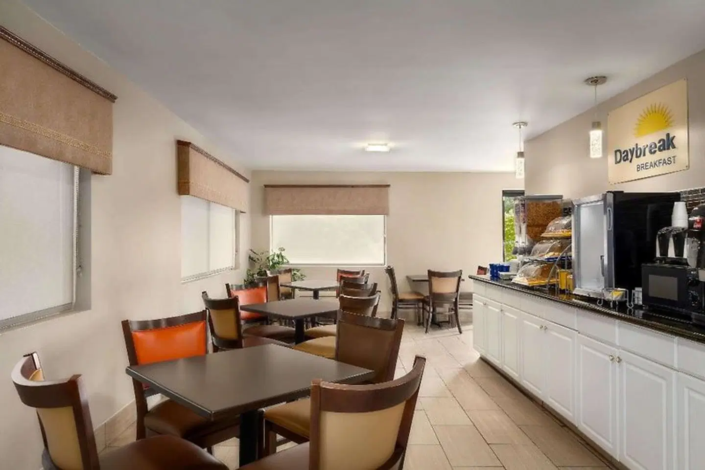 Days Inn by Wyndham Anderson Bar