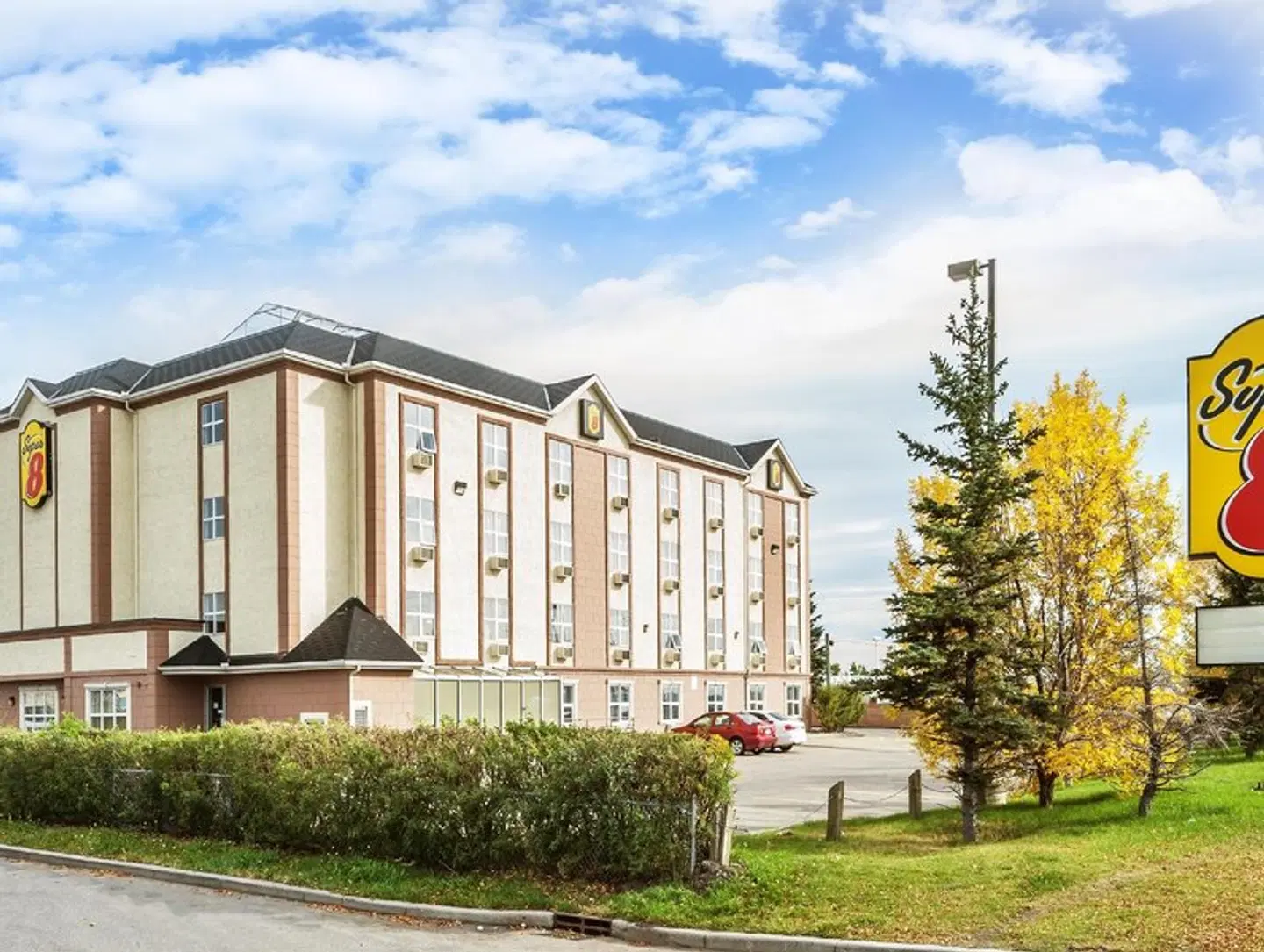 Super 8 by Wyndham Calgary/Airport EXTERIOR