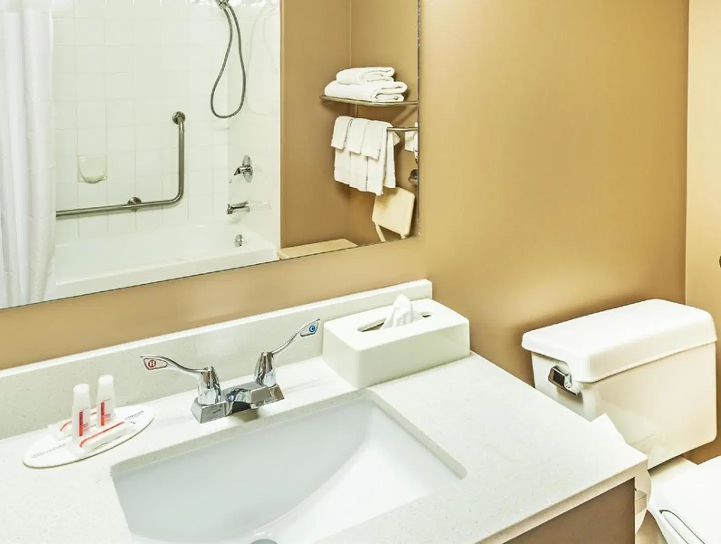 Super 8 by Wyndham Calgary/Airport Badezimmer