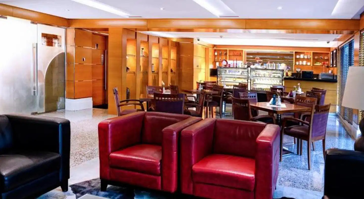 Golden Sands Hotel Apartments Bar