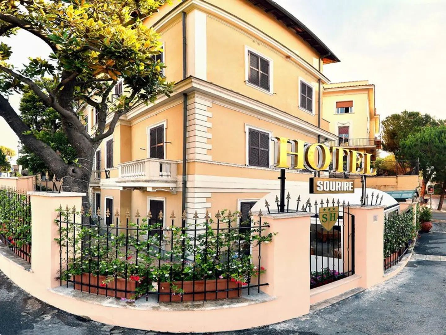 Sourire Hotel EXTERIOR