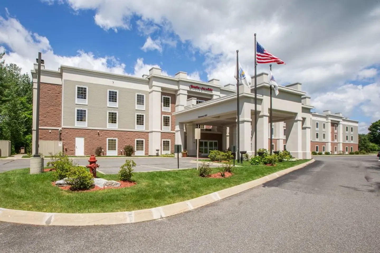 Hampton Inn & Suites Berkshires-Lenox EXTERIOR