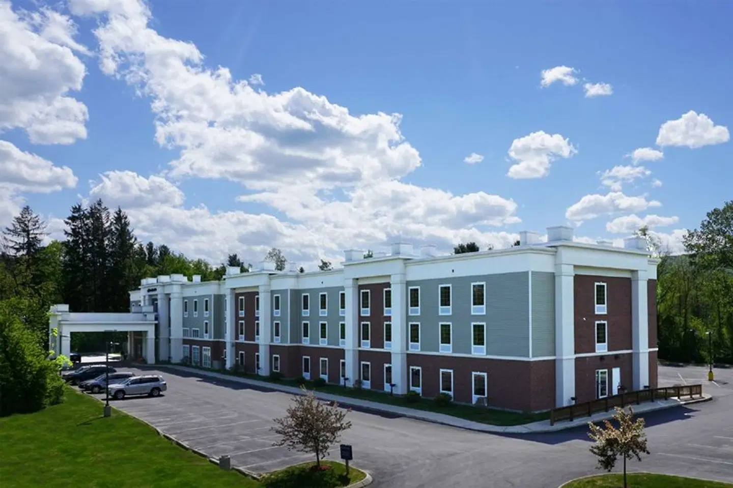 Hampton Inn & Suites Berkshires-Lenox EXTERIOR