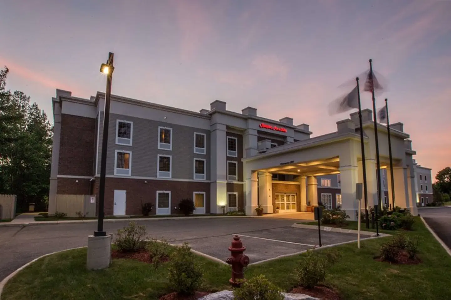 Hampton Inn & Suites Berkshires-Lenox EXTERIOR