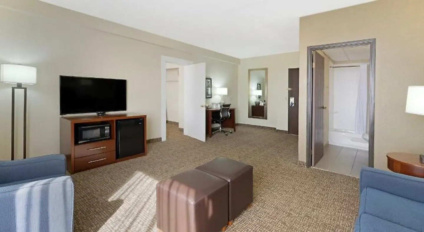 Comfort Inn & Suites ROOM_EXAMPLE