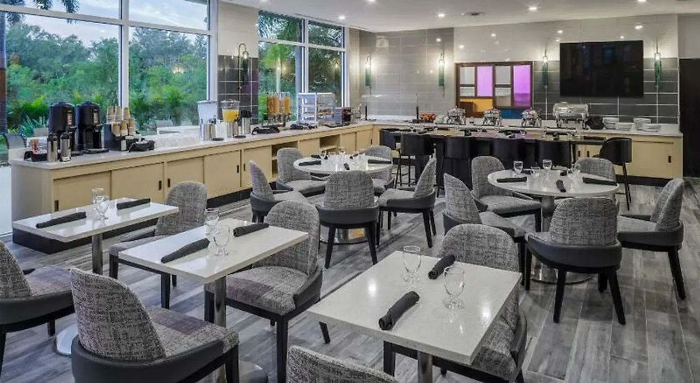 Holiday Inn Sarasota-Airport by IHG Bar