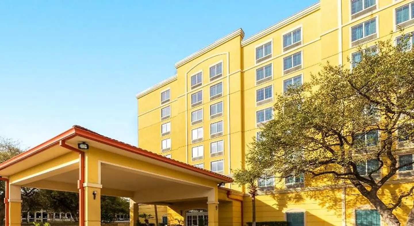 La Quinta Inn & Suites by Wyndham San Antonio Medical Ctr NW EXTERIOR