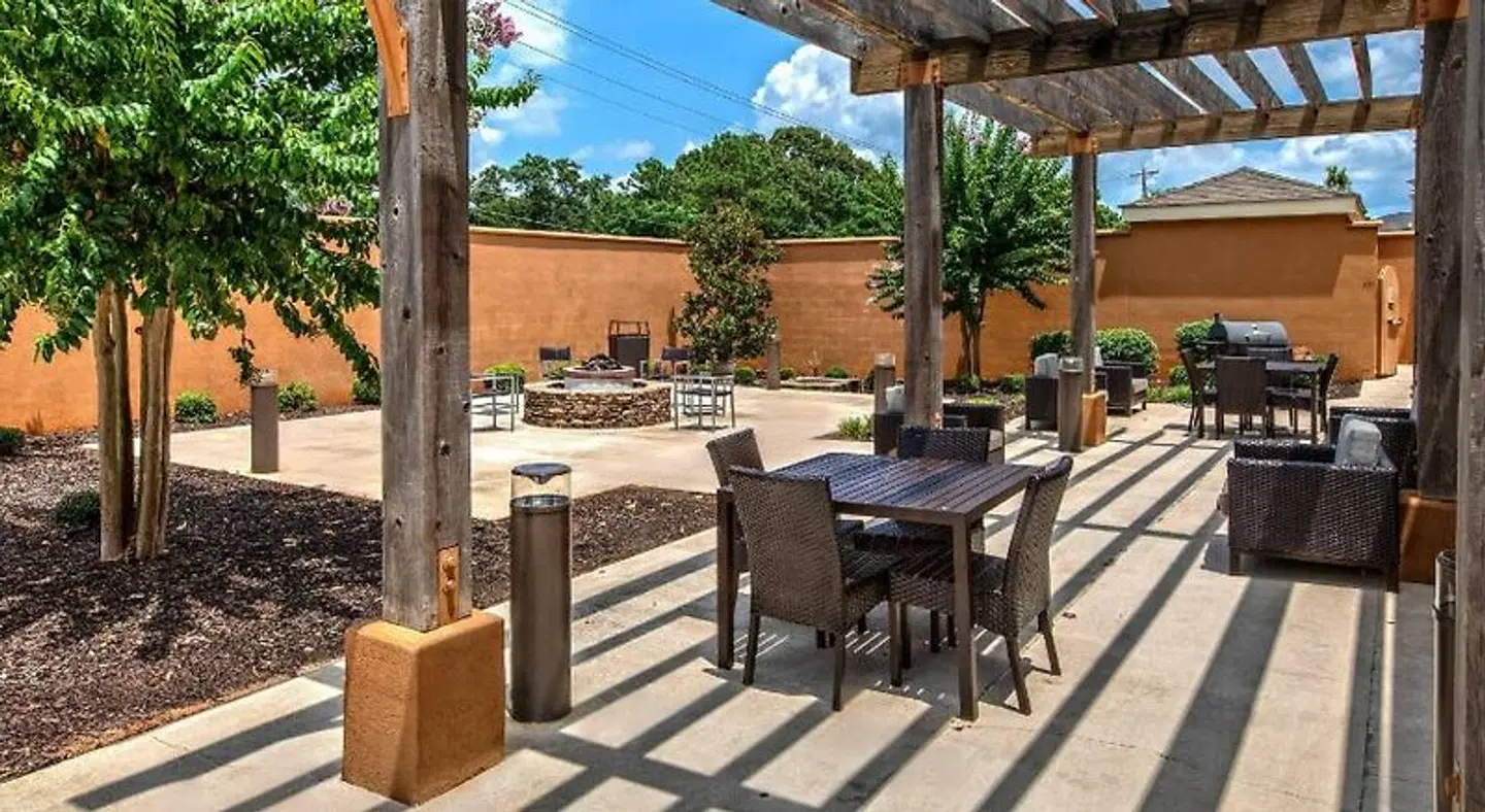 Courtyard by Marriott Troy Terrasse