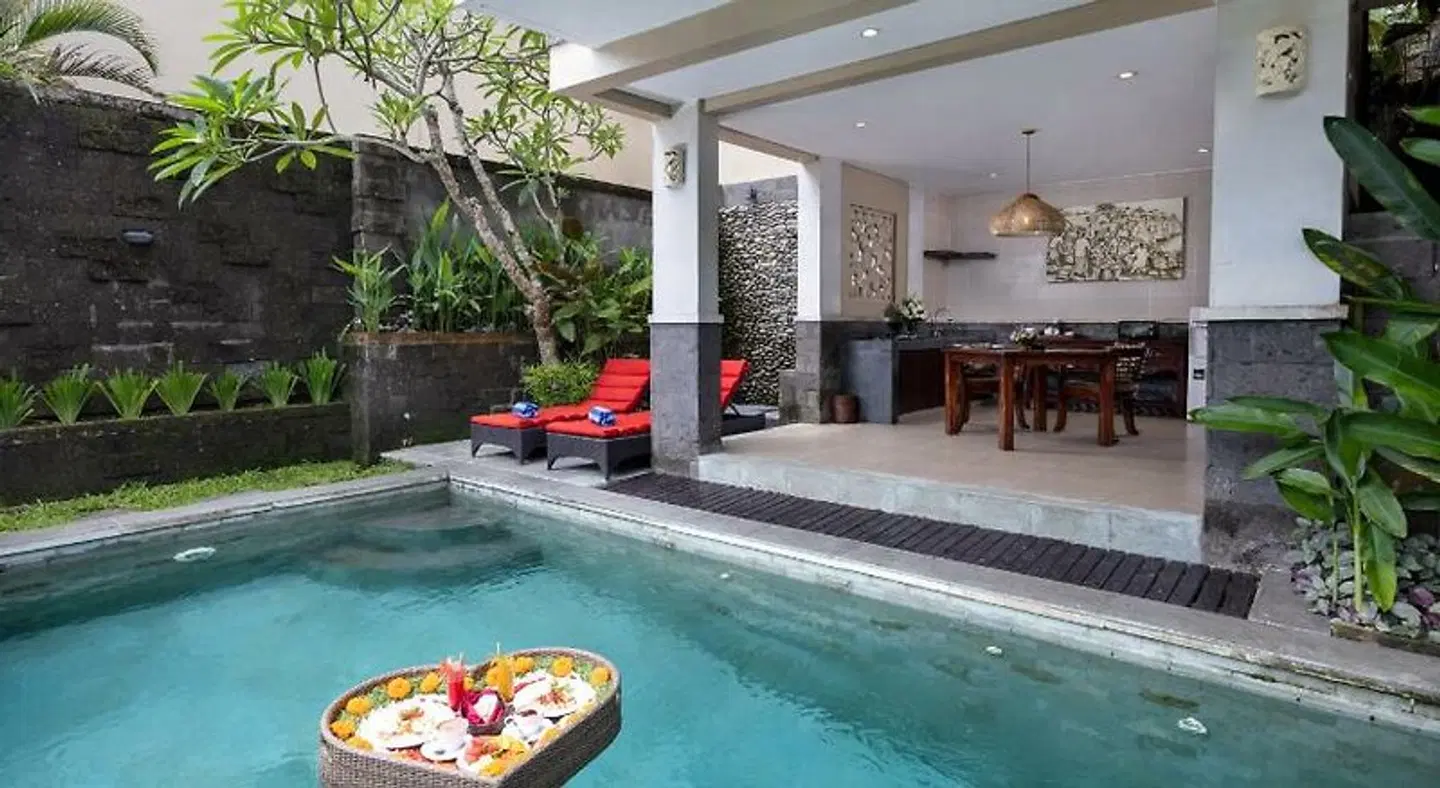Griya Shanti Villas & Spa Hallenbad