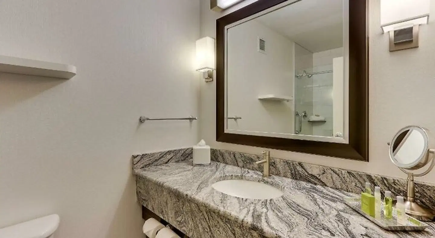 DoubleTree by Hilton St. Louis Forest Park ROOM_EXAMPLE