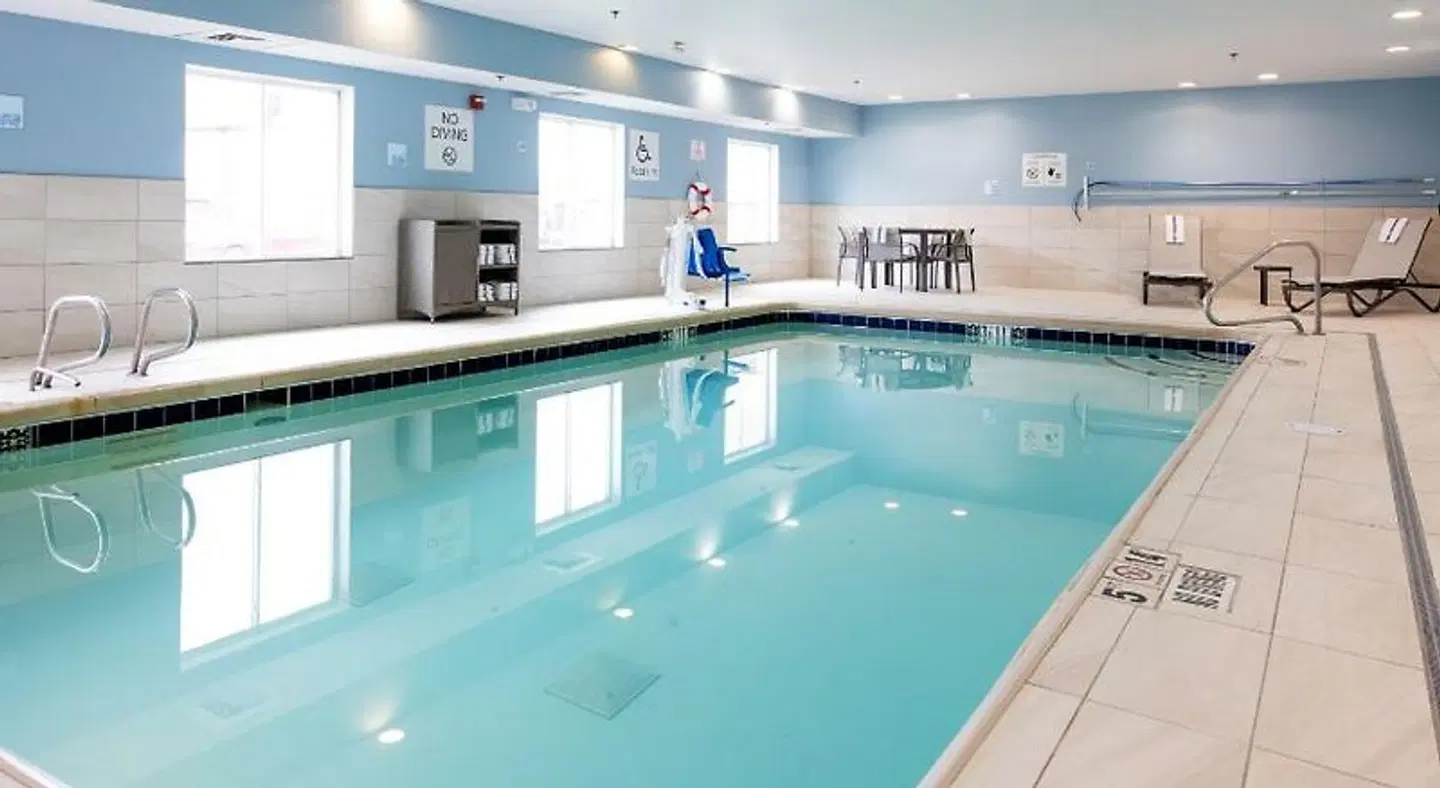 Holiday Inn Express & Suites Wichita Airport by IHG Hallenbad