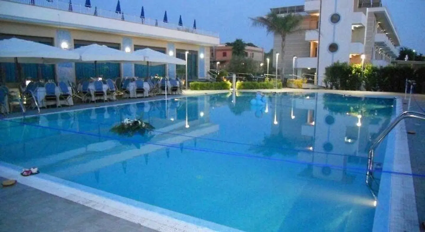 Premiere OUTDOOR_POOL