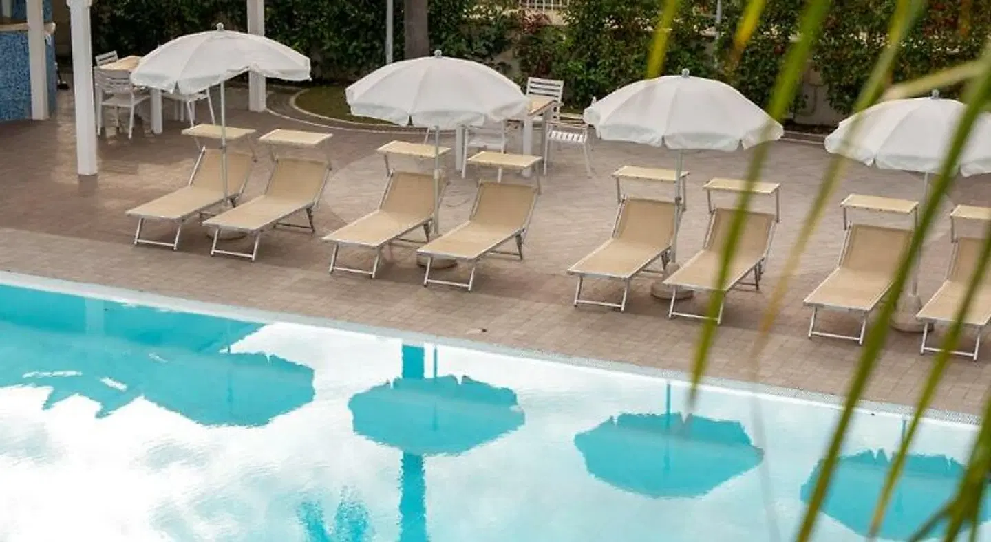 Premiere OUTDOOR_POOL