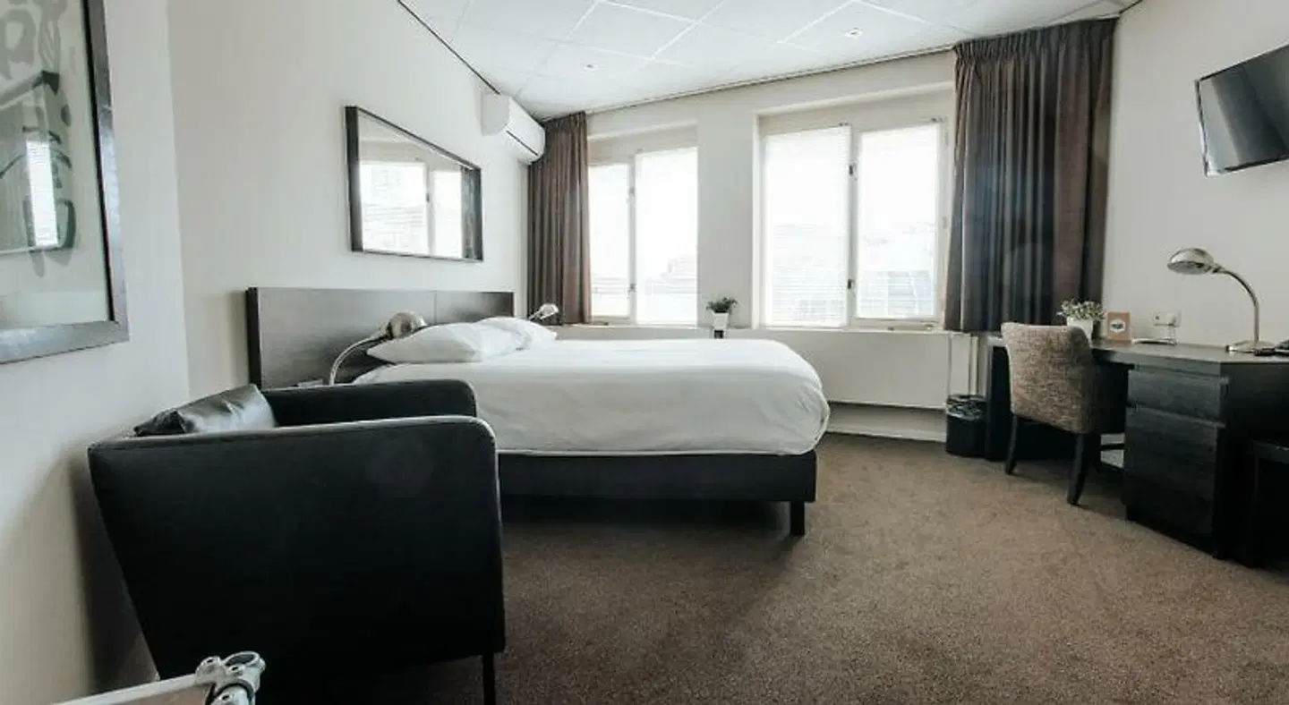 Queen ROOM_EXAMPLE