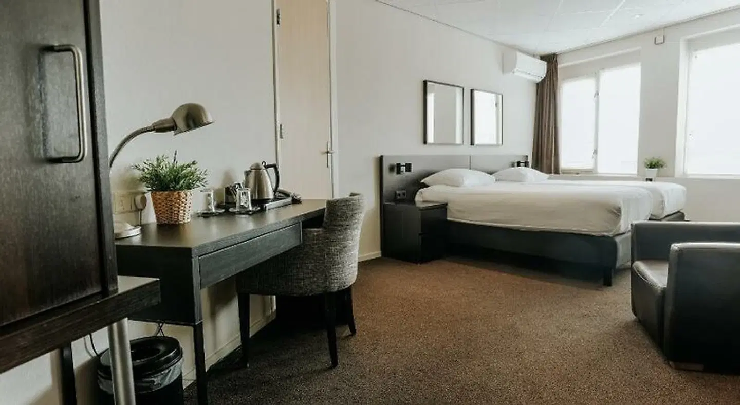 Queen ROOM_EXAMPLE