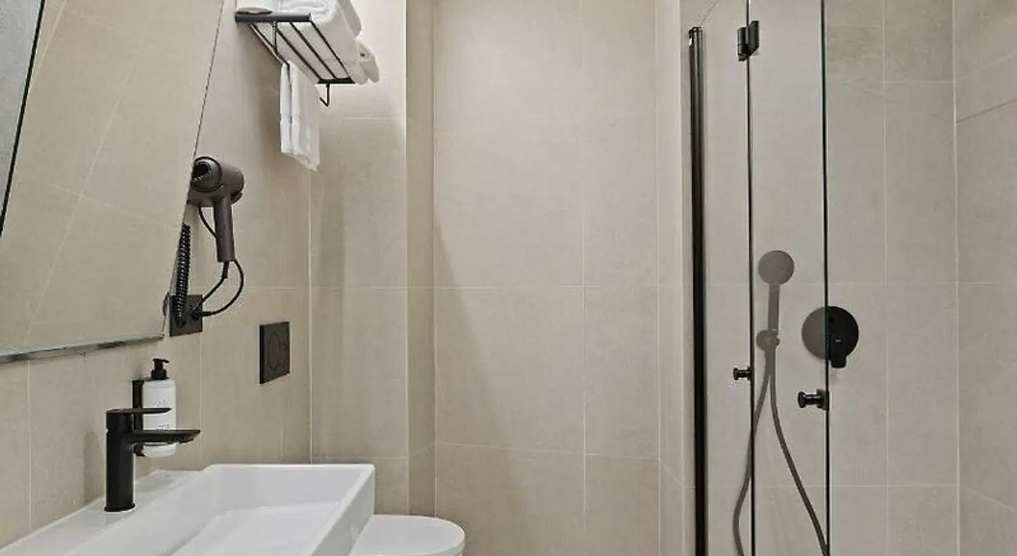 Hotel Avenida Badezimmer