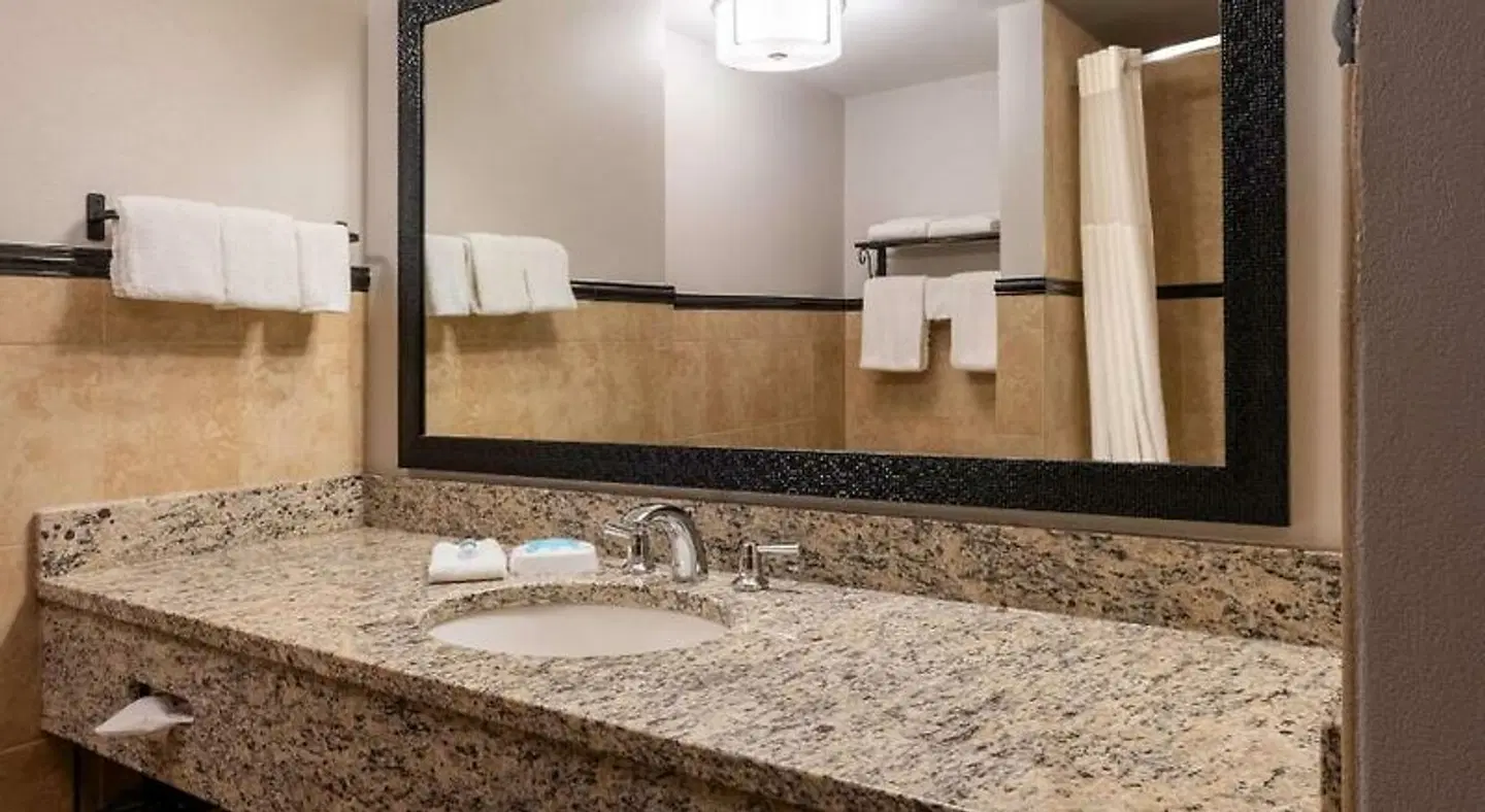 Drury Plaza Hotel Broadview Wichita Badezimmer