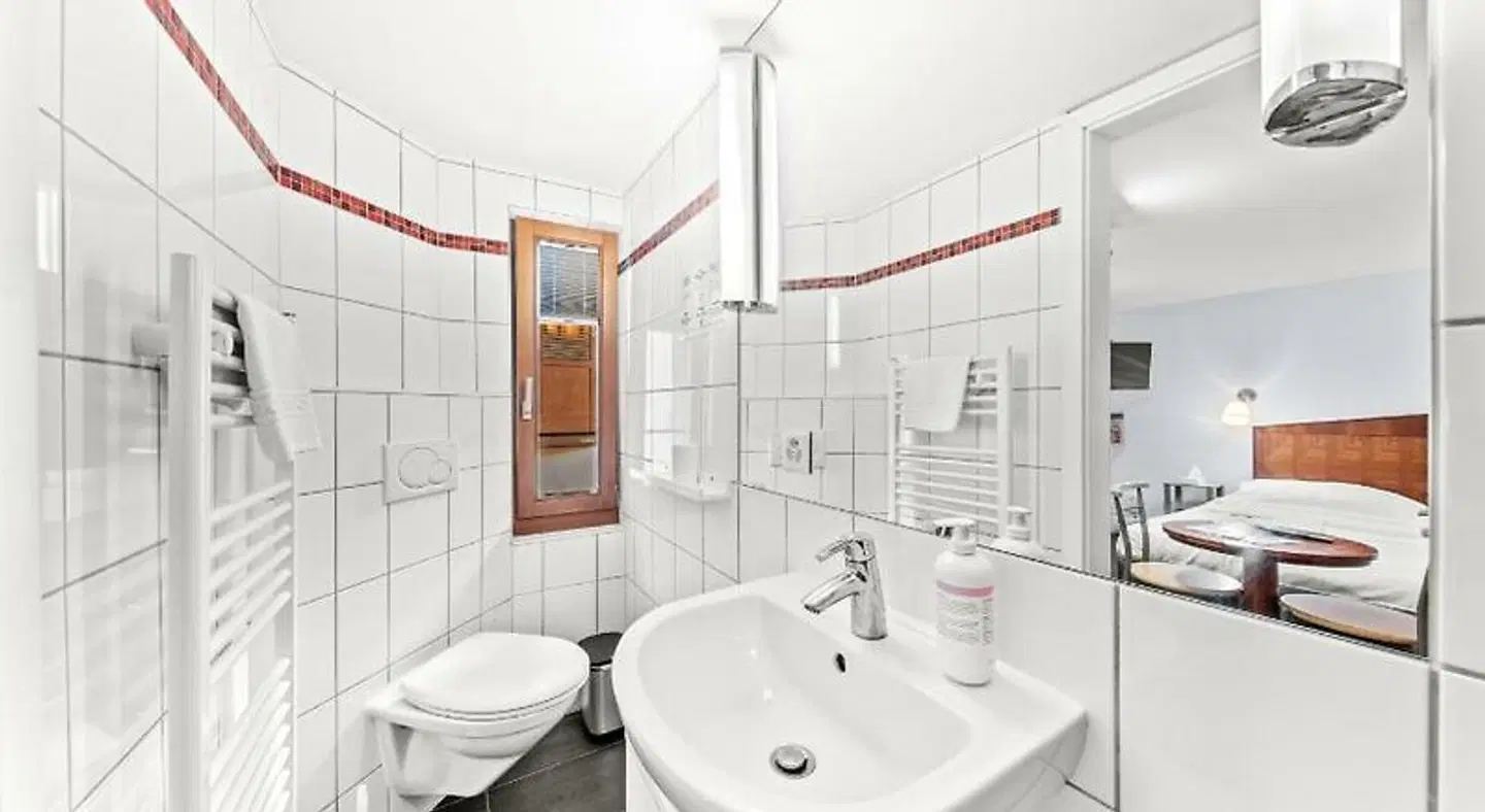 Hine Adon Badezimmer