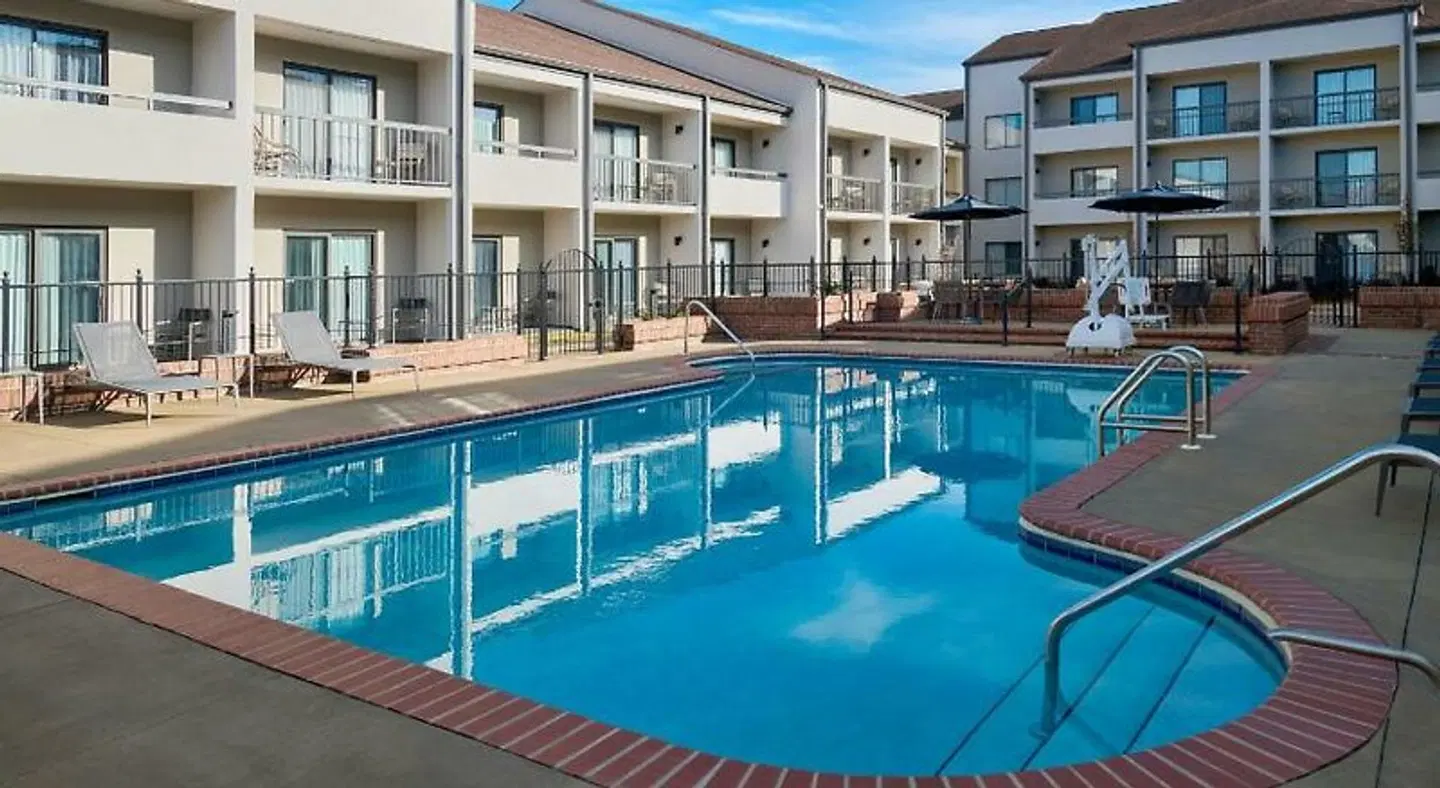 Courtyard by Marriott Birmingham Hoover OUTDOOR_POOL