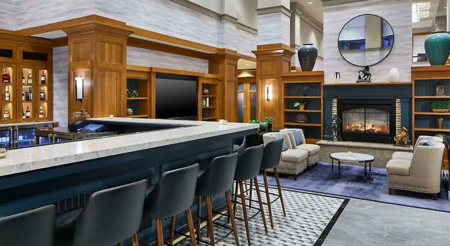 Hampton Inn & Suites Saratoga Springs Downtown Bar