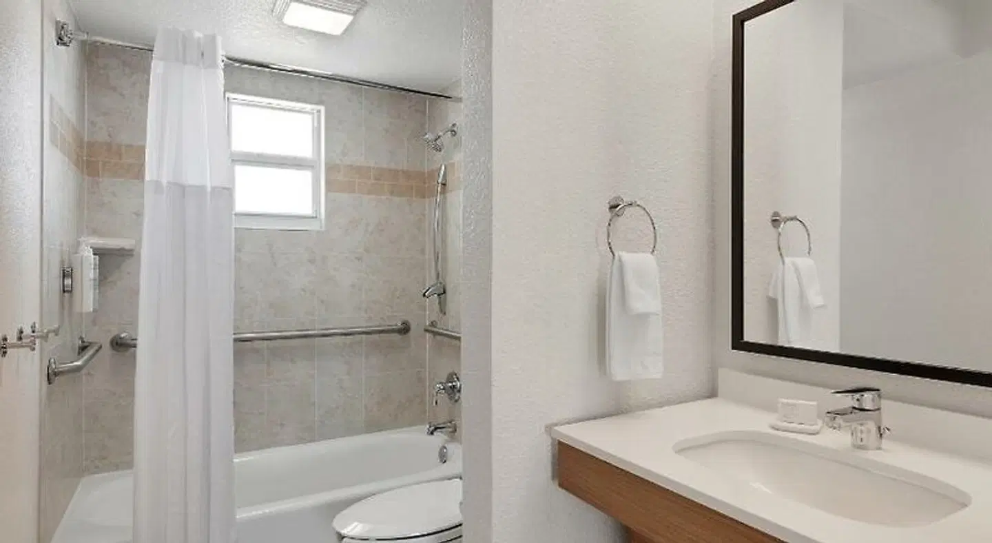 Spark by Hilton Ormond Beach Oceanfront Badezimmer
