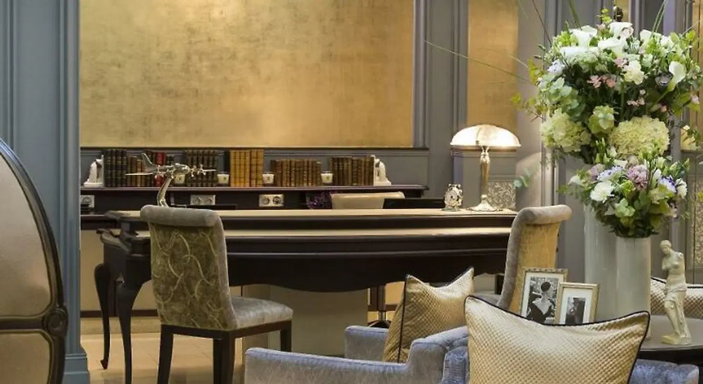 La Clef Louvre Paris by The Crest Collection Bar