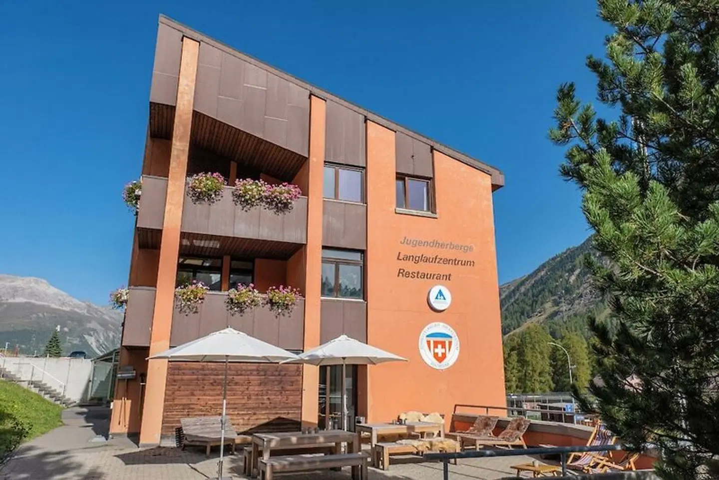 Pontresina Youth Hostel EXTERIOR