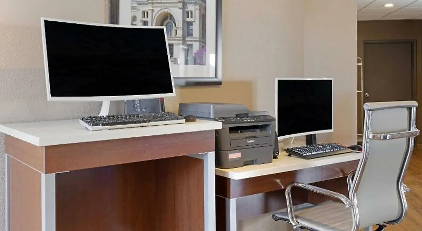 Comfort Inn & Suites ROOM_EXAMPLE