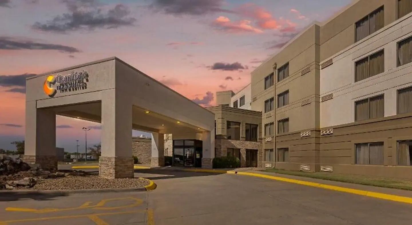 Comfort Inn & Suites EXTERIOR