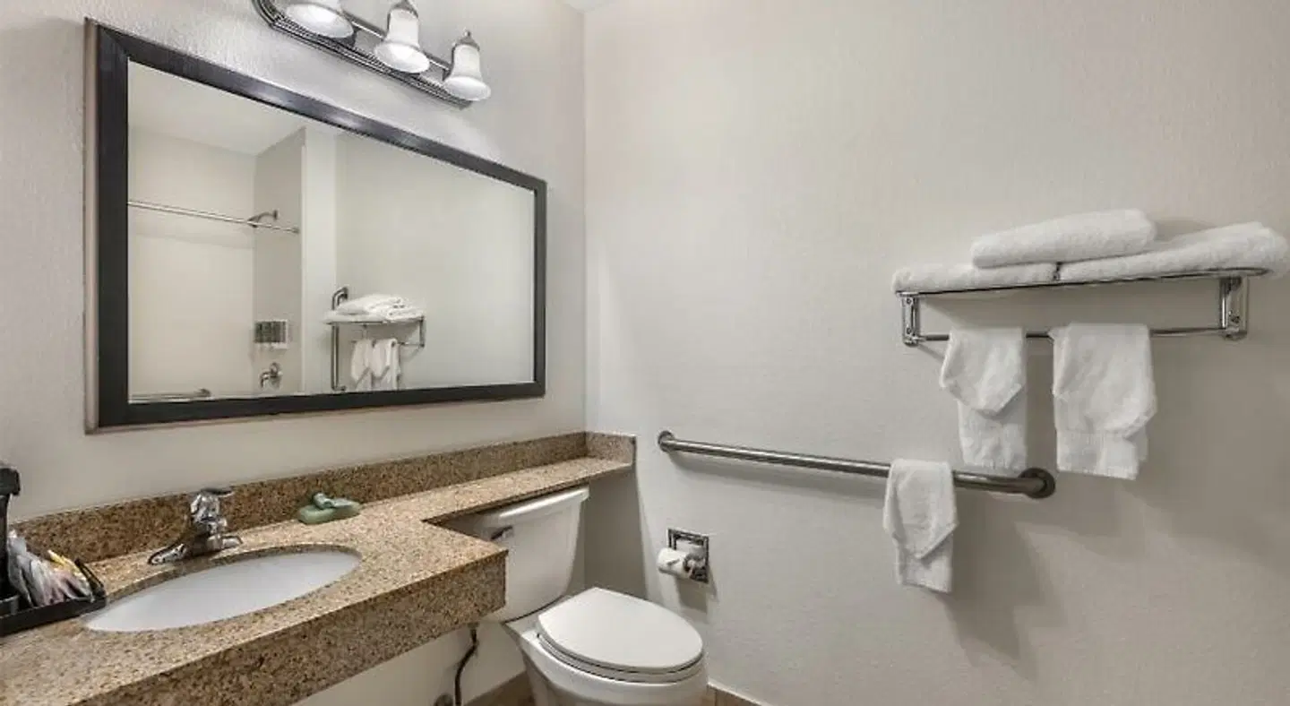 Best Western Des Plaines Inn Badezimmer