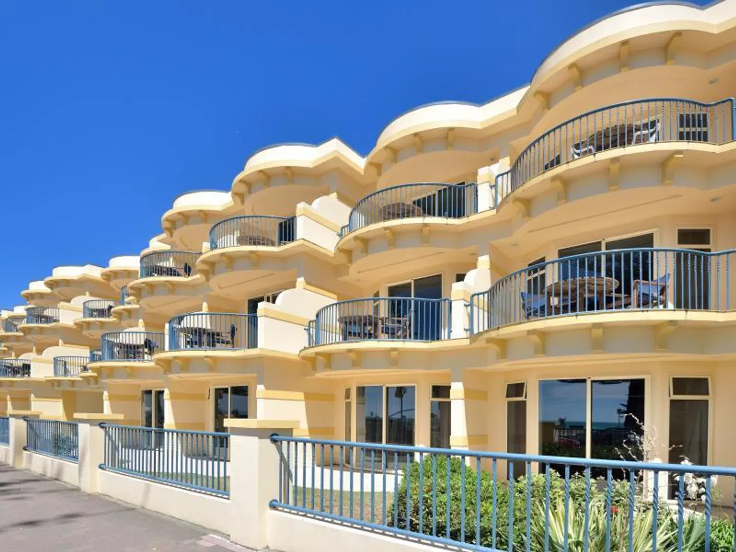 Shoreline Motel EXTERIOR