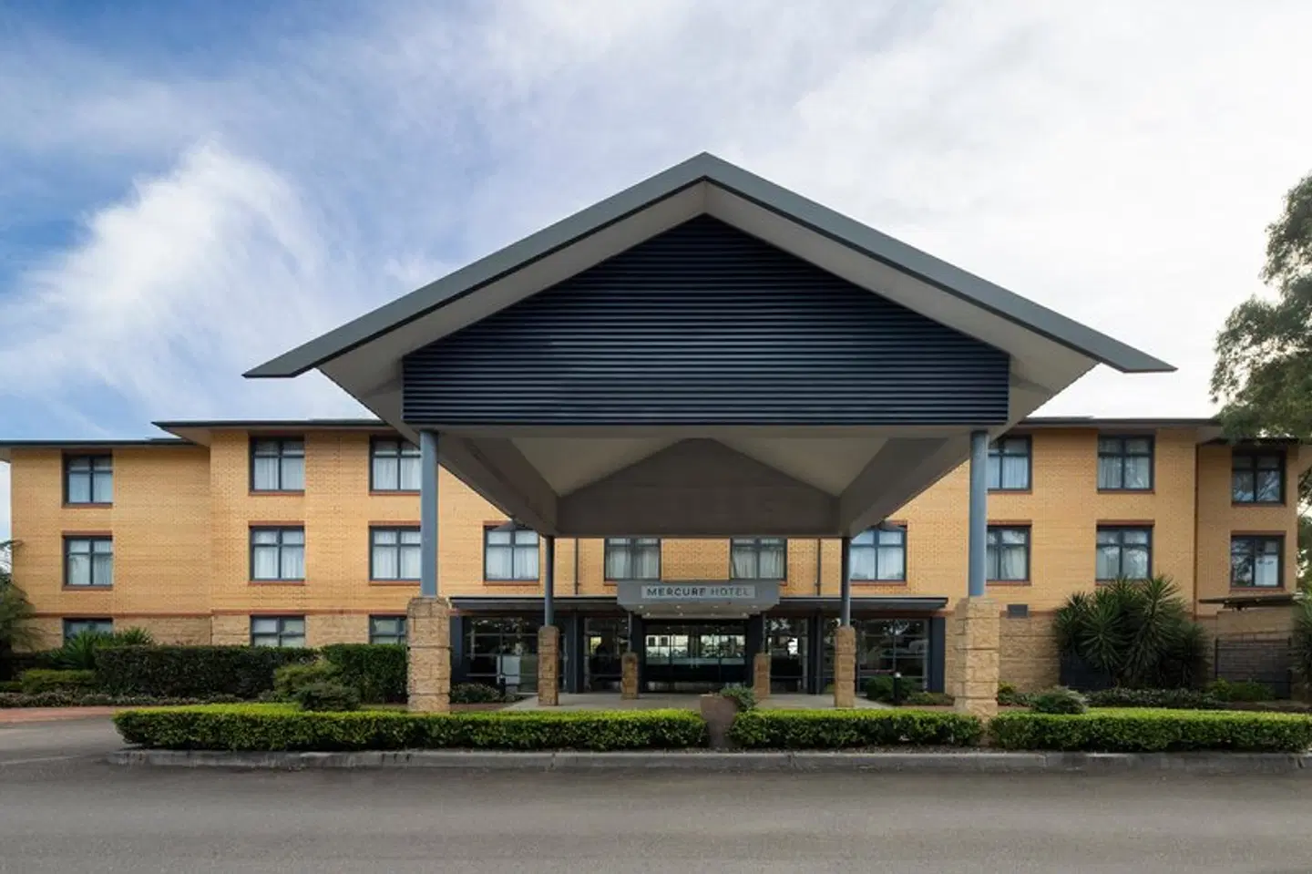 Mercure Sydney Blacktown EXTERIOR