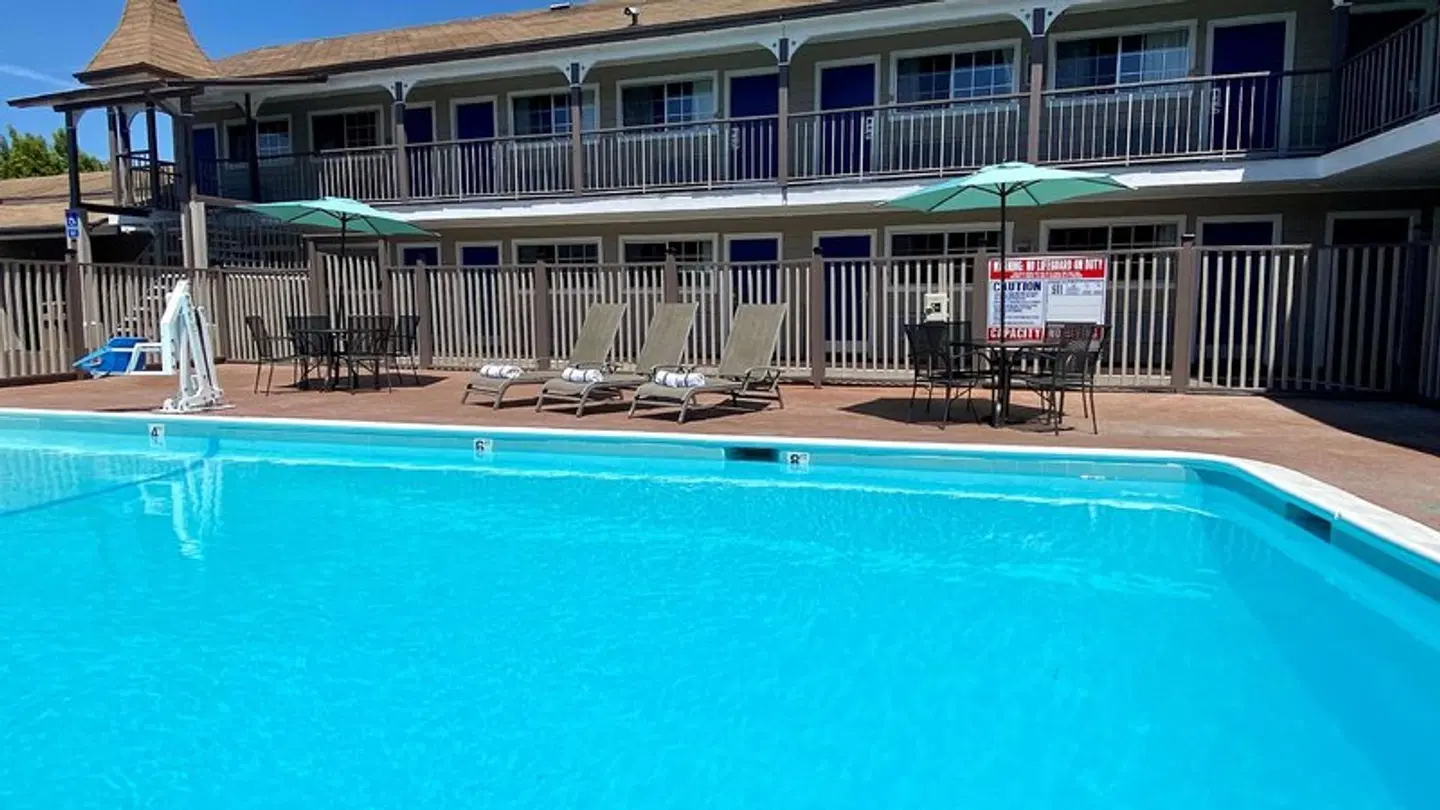 SureStay Hotel by Best Western Santa Cruz OUTDOOR_POOL