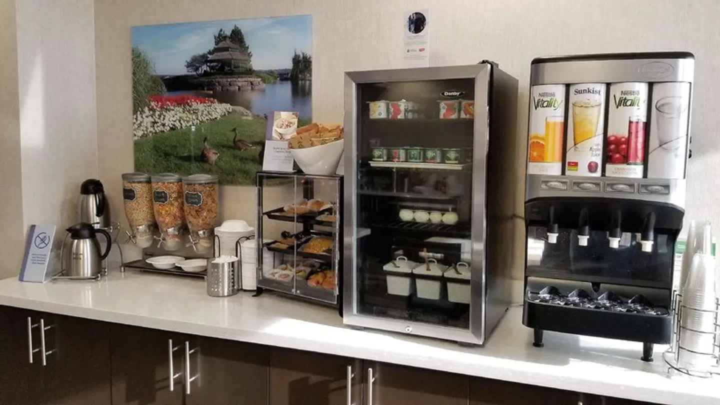 Best Western Plus Barrie Bar
