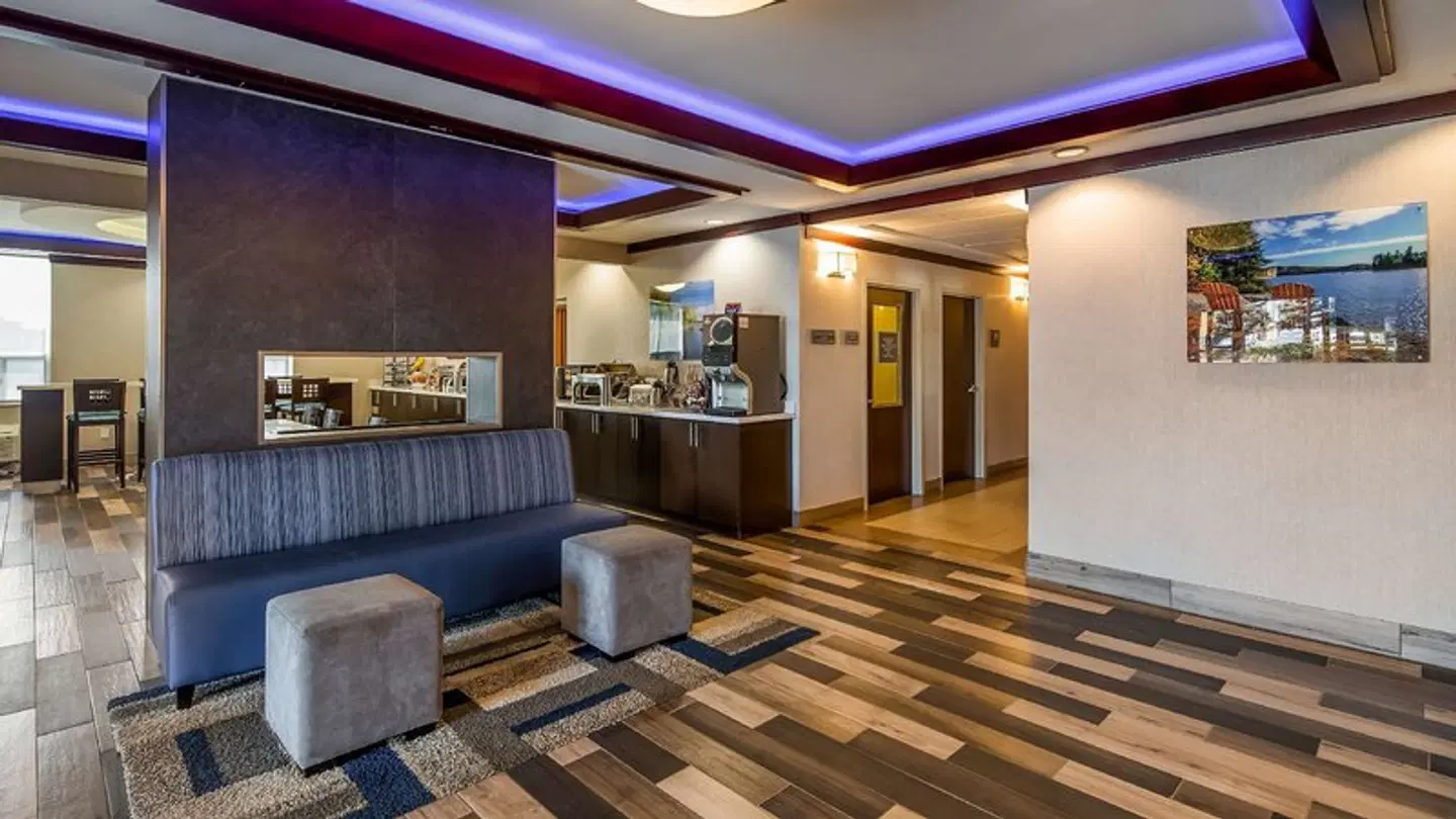 Best Western Plus Barrie Bar
