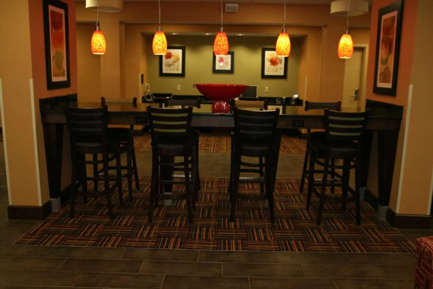 Hampton Inn Youngstown-North Bar