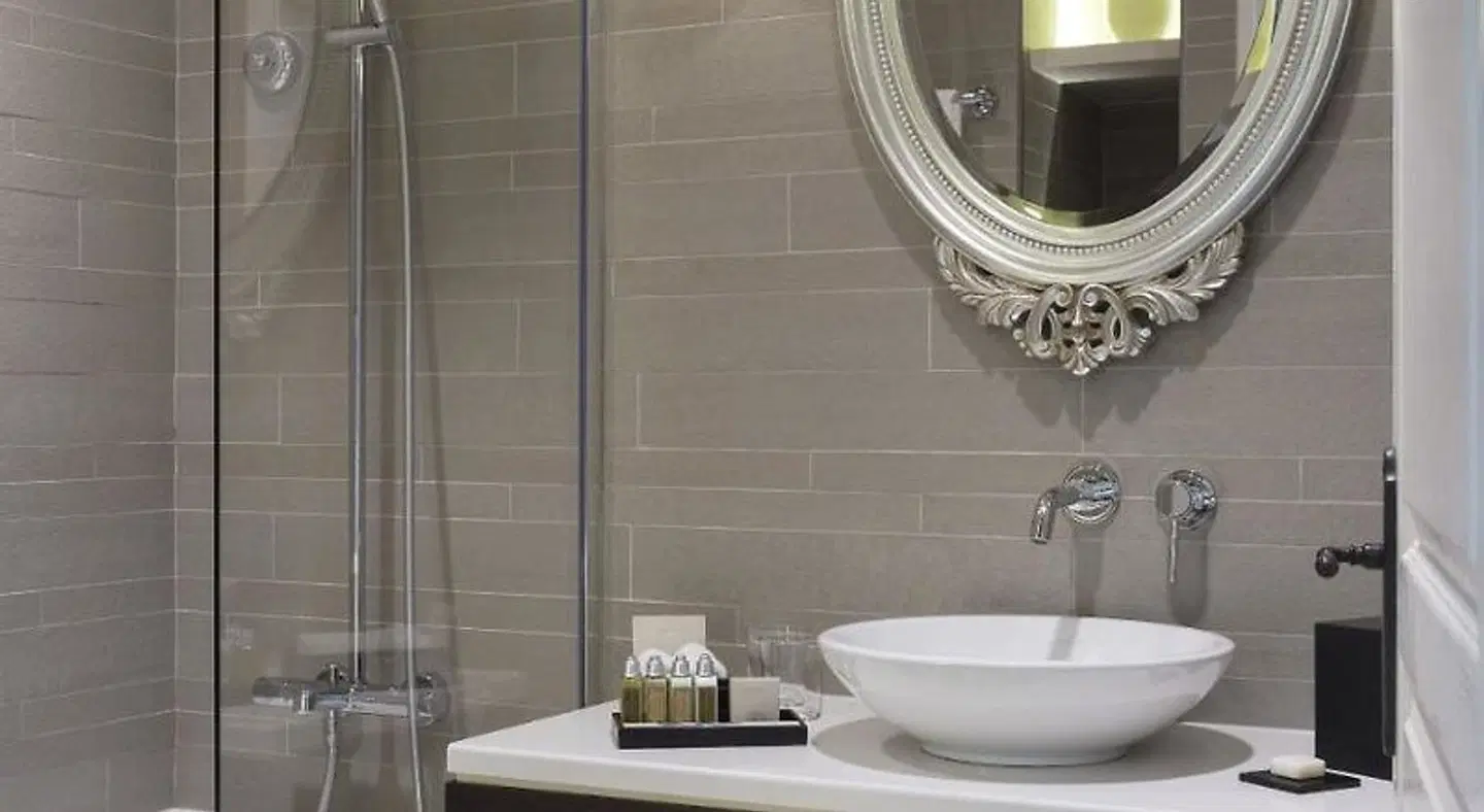 La Clef Louvre Paris by The Crest Collection Badezimmer