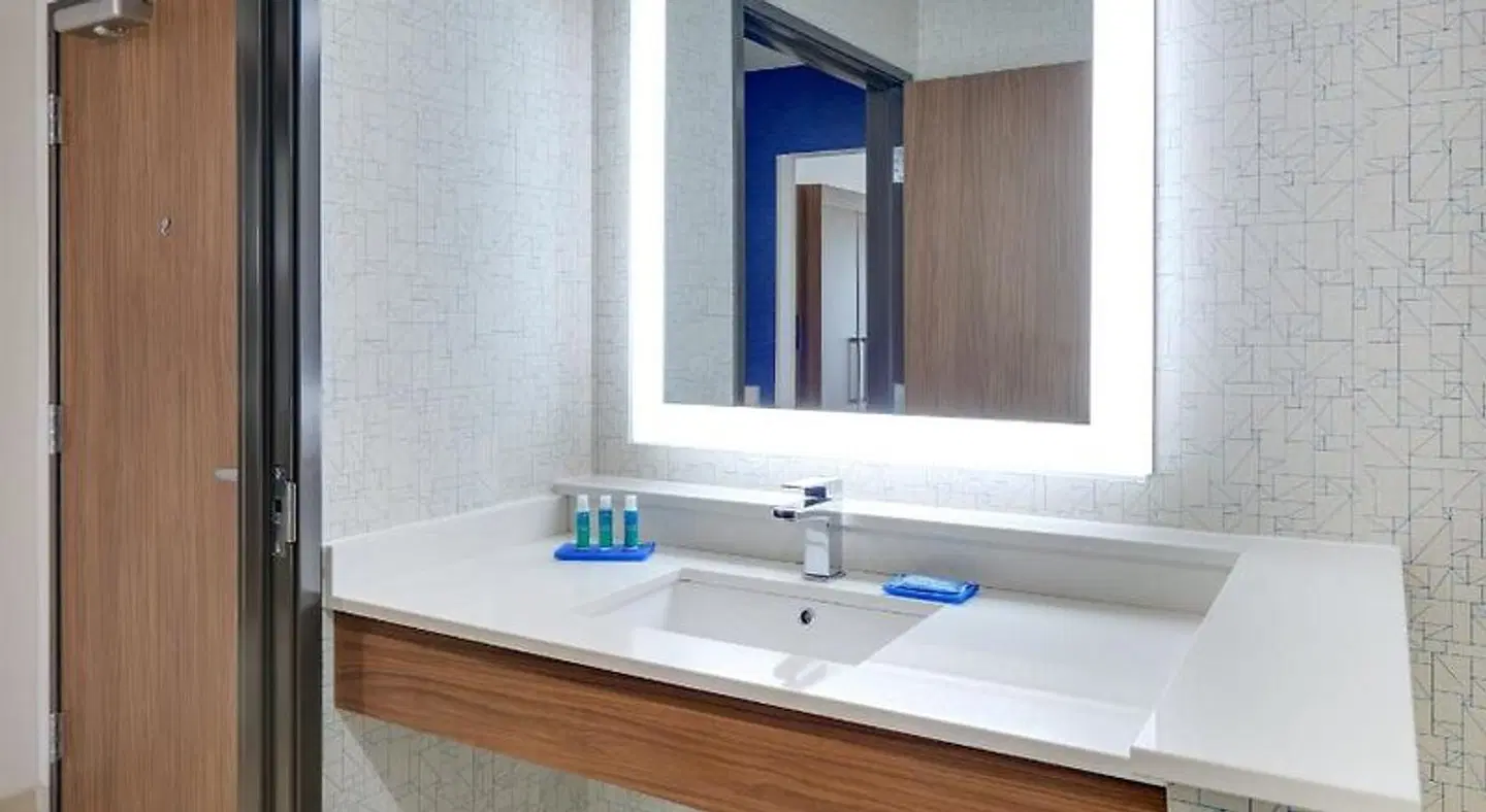 Holiday Inn Express & Suites Dallas NW HWY - Love Field by IHG Badezimmer