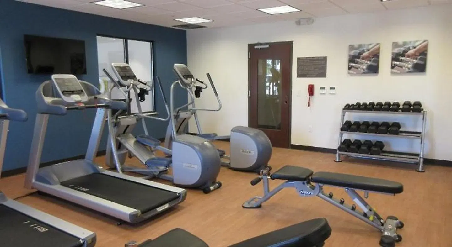 Comfort Inn & Suites SPORTS_AND_LEISURE