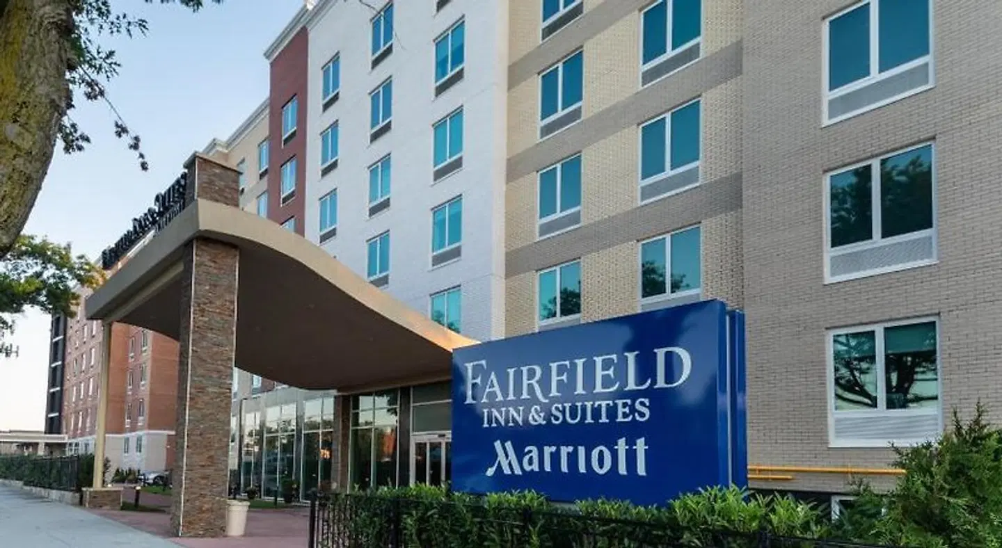 Fairfield Inn & Suites by Marriott New York Queens/Fresh Meadows EXTERIOR