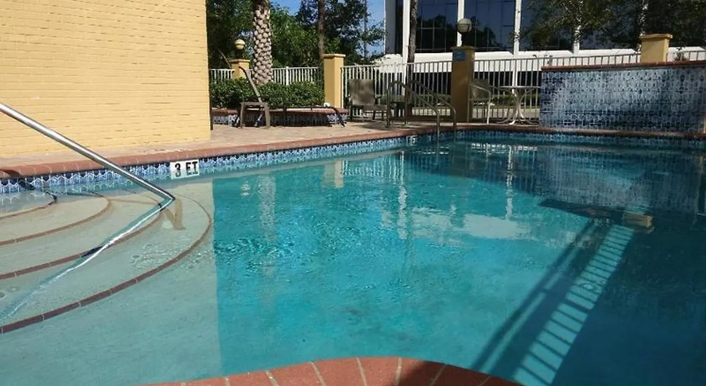 Comfort Inn & Suites Northeast - Gateway OUTDOOR_POOL