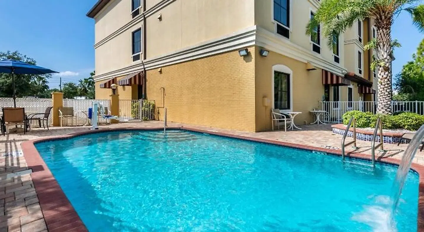 Comfort Inn & Suites Northeast - Gateway OUTDOOR_POOL