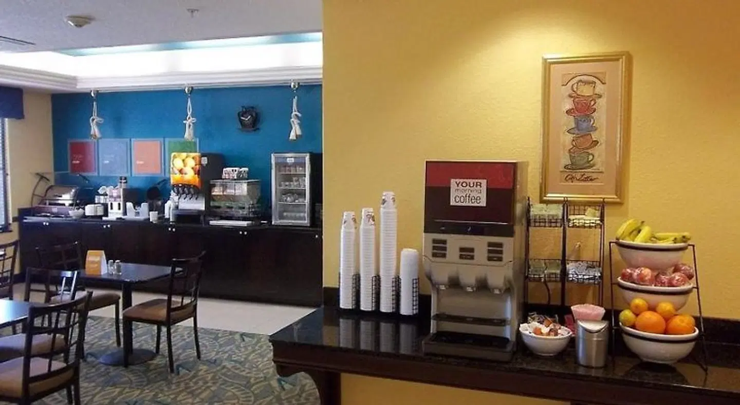 Comfort Inn & Suites Northeast - Gateway ROOM_EXAMPLE