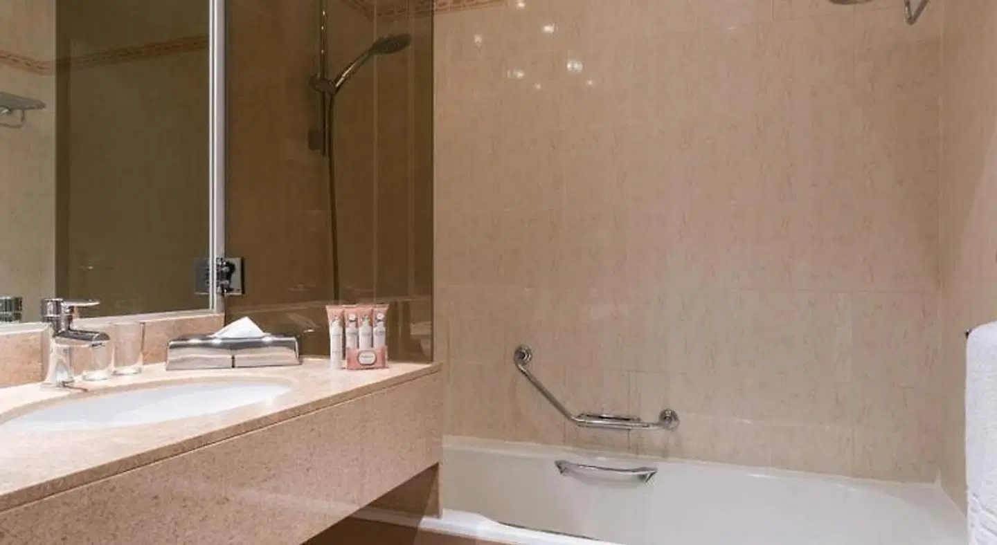 Hotel Paris Boulogne Badezimmer