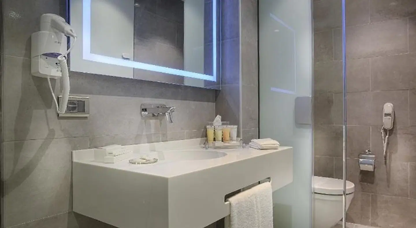 Tav Airport Hotel Izmir Badezimmer
