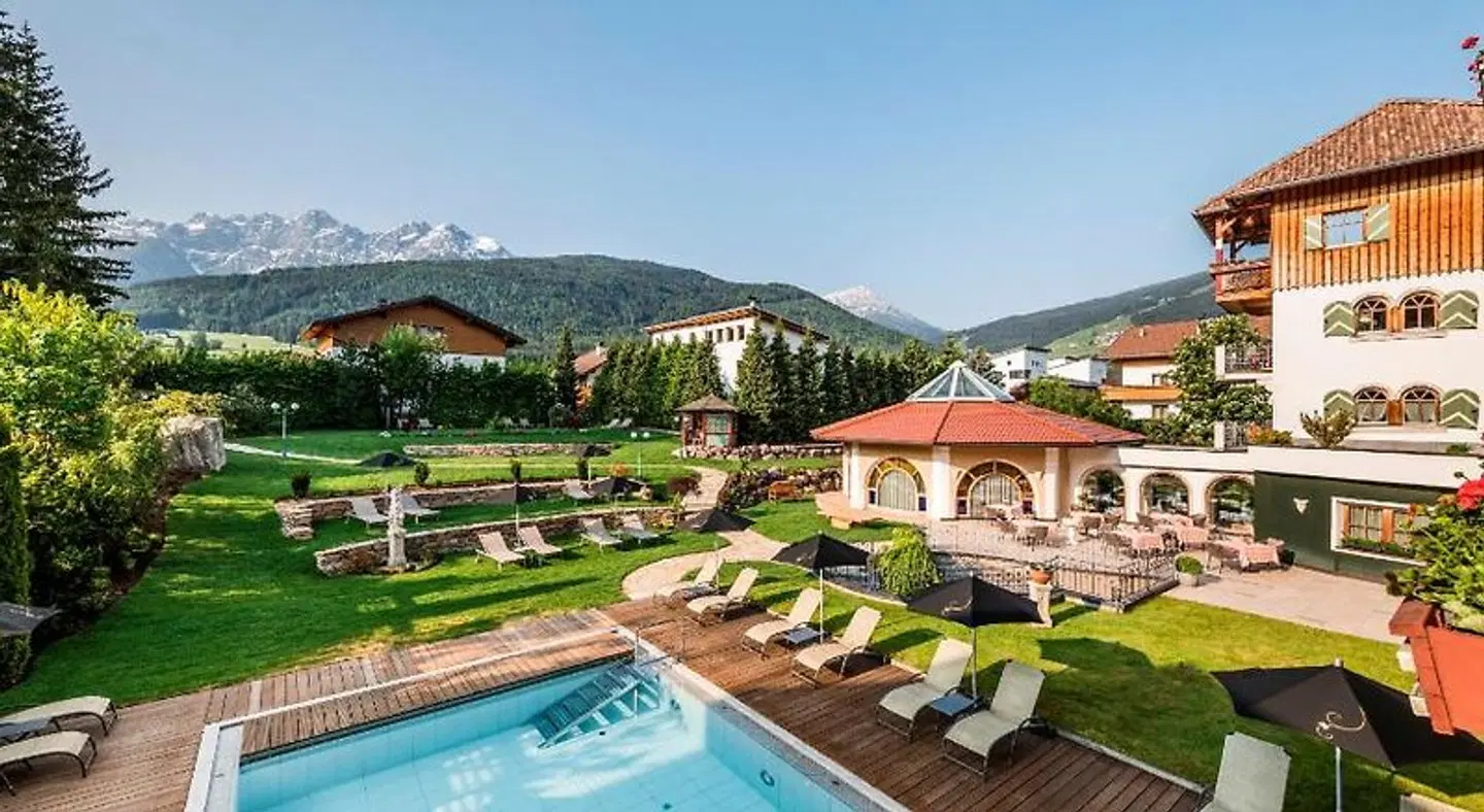 Dolomiten Wellness Residenz Mirabell Pool