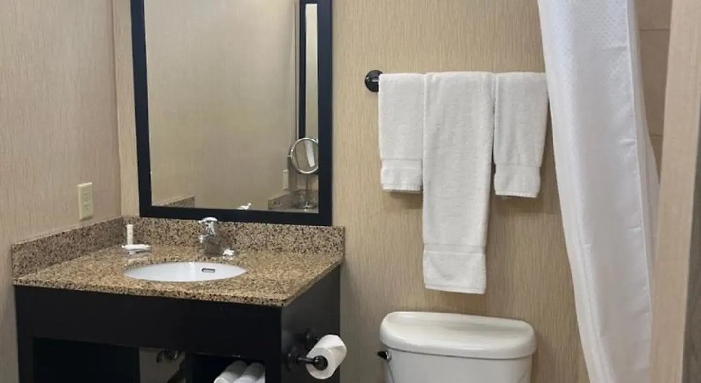 Hawthorn Extended Stay by Wyndham West Palm Beach Badezimmer