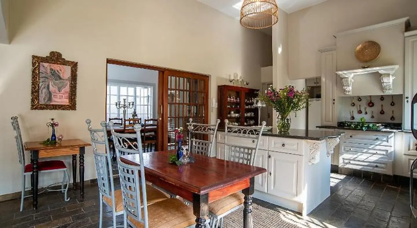 5th Avenue Gooseberry Guest House Bar