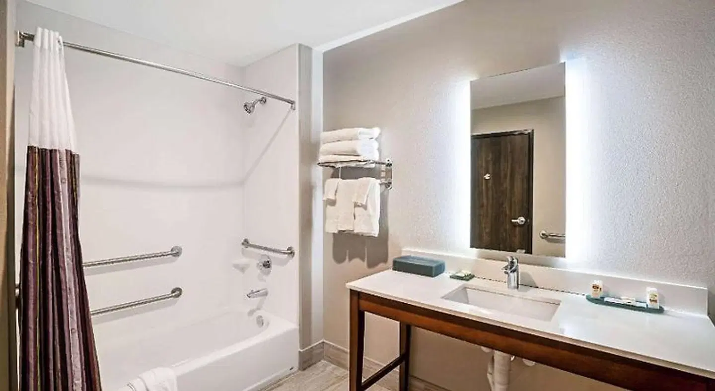 La Quinta Inn & Suites Tuscaloosa McFarland Badezimmer