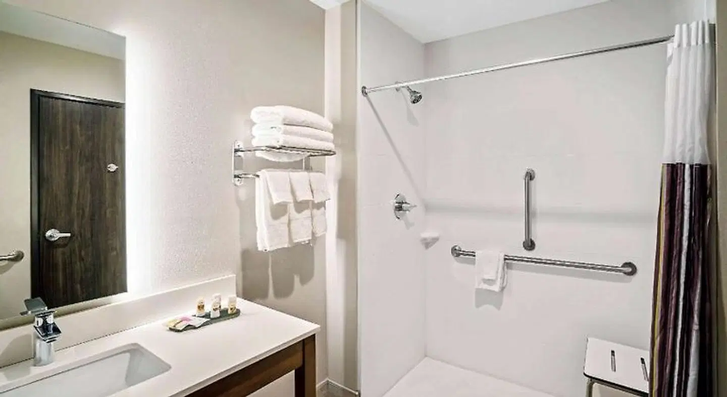 La Quinta Inn & Suites Tuscaloosa McFarland Badezimmer